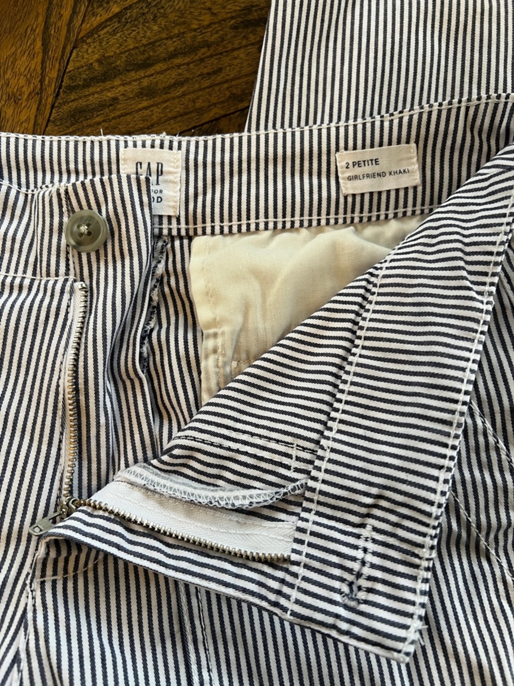 GAP Women’s girlfriend khaki pants, blue/white stripe, pockets, stretch, size 2P - Picture 5 of 6